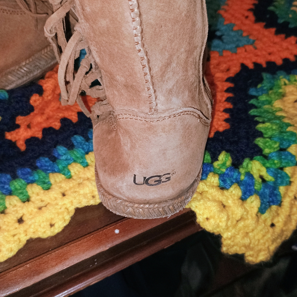 UGG Suede MOCCASIN Fringe Boots!! - Picture 6 of 7